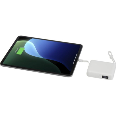 Batterie blanche connectée à une tablette en charge, pourcentage affiché sur l’écran intégré, sans personnalisation visible.