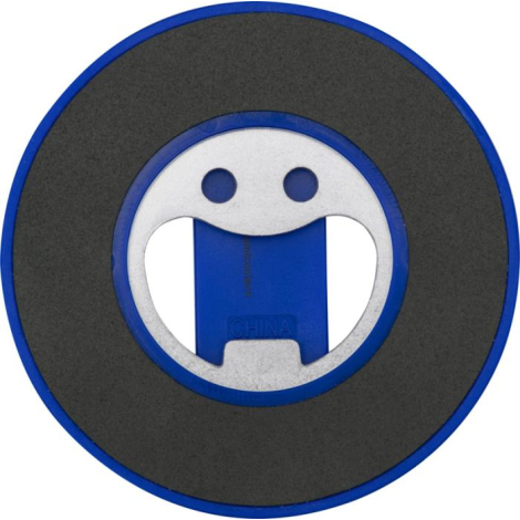 Vue rapprochée du dessous d’un support bleu montrant le décapsuleur en métal intégré, aucune personnalisation visible.