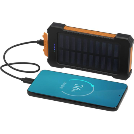 Batterie solaire noire et orange connectée à un smartphone noir en charge, aucune personnalisation visible.