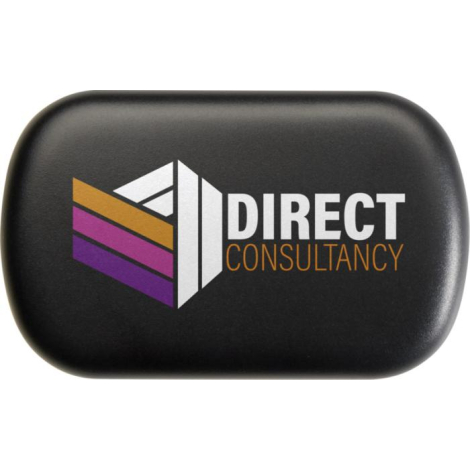 Boîtier noir vu de dessus, fermé, surface mate en rABS recyclé avec marquage visible sur le couvercle. Boîtier noir vu de dessus, fermé, surface mate en rABS recyclé avec marquage visible sur le couvercle.