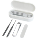 Coffret de manucure blanc ouvert, outils disposés à l’extérieur — coupe-ongles, lime et deux pinces fines ; aucune personnalisat Coffret de manucure blanc ouvert, outils disposés à l’extérieur — coupe-ongles, lime et deux pinces fines ; aucune personnalisat