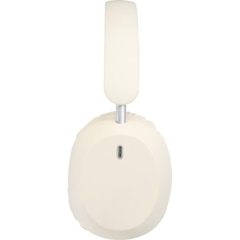 Casque audio recyclé beige clair de profil, oreillette droite en avant-plan, coque extérieure mate avec ouverture discrète, desi