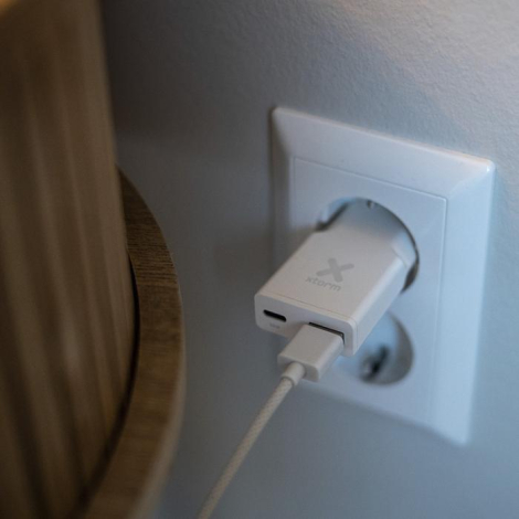 Chargeur mural blanc en ABS recyclé certifié GRS, branché sur prise murale avec câble connecté, format SlimLine ultra-plat, sans