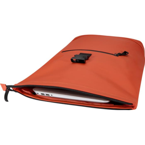 Sac à dos orange vu de dessus, ouvert, laissant apparaître un ordinateur portable à l’intérieur ; aucune personnalisation appare