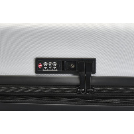 Vue rapprochée d’une serrure TSA noire intégrée à la valise avec fermetures éclair ; sans marquage visible. Vue rapprochée d’une serrure TSA noire intégrée à la valise avec fermetures éclair ; sans marquage visible.