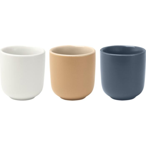 Trois tasses à expresso en céramique blanche, beige et gris bleuté alignées et vues de face ; sans marquage visible. Trois tasses à expresso en céramique blanche, beige et gris bleuté alignées et vues de face ; sans marquage visible.