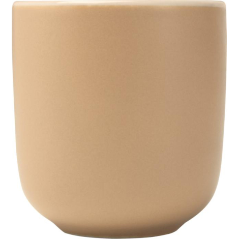 Tasse à expresso en céramique beige vue de face ; aucune personnalisation apparente. Tasse à expresso en céramique beige vue de face ; aucune personnalisation apparente.