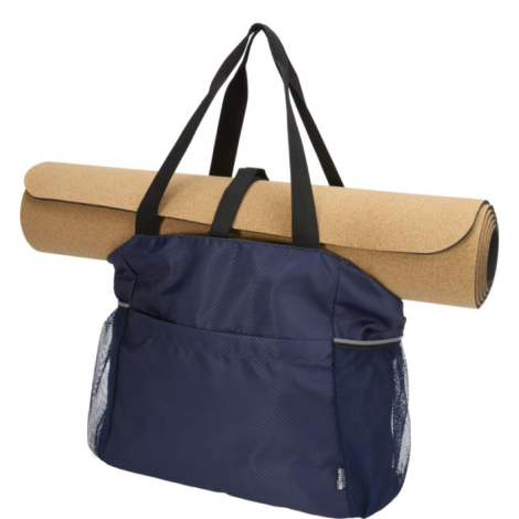 Sac cabas bleu marine avec anses noires, vu de trois-quarts, tapis de yoga fixé sur le dessus ; aucune personnalisation apparent Sac cabas bleu marine avec anses noires, vu de trois-quarts, tapis de yoga fixé sur le dessus ; aucune personnalisation apparent