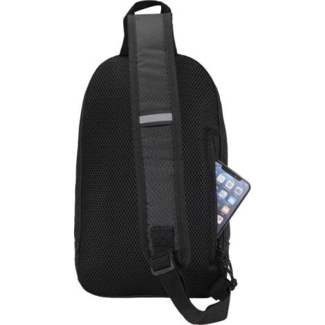Vue arrière du sac d’hydratation noir avec sangle unique et poche zippée contenant un téléphone ; sans marquage visible. Vue arrière du sac d’hydratation noir avec sangle unique et poche zippée contenant un téléphone ; sans marquage visible.