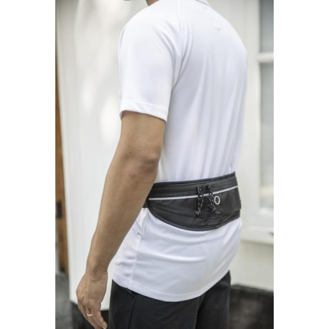 Ceinture de course noire portée autour de la taille par une personne vêtue d’un t-shirt blanc ; sans marquage visible. Ceinture de course noire portée autour de la taille par une personne vêtue d’un t-shirt blanc ; sans marquage visible.