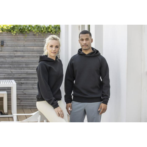 Deux personnes portant un sweat à capuche noir Danali, posant à l’extérieur ; sans marquage visible. Deux personnes portant un sweat à capuche noir Danali, posant à l’extérieur ; sans marquage visible.