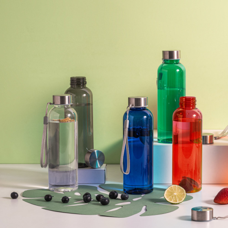 Bouteilles rPET transparentes, bleues, rouges, vertes et fumées présentées dans un décor lumineux ; aucune personnalisation appa Bouteilles rPET transparentes, bleues, rouges, vertes et fumées présentées dans un décor lumineux ; aucune personnalisation appa