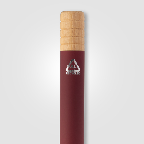 Vue rapprochée de la partie supérieure d’un stylo bille bordeaux montrant la texture rainurée et le corps lisse, marquage visibl Vue rapprochée de la partie supérieure d’un stylo bille bordeaux montrant la texture rainurée et le corps lisse, marquage visibl