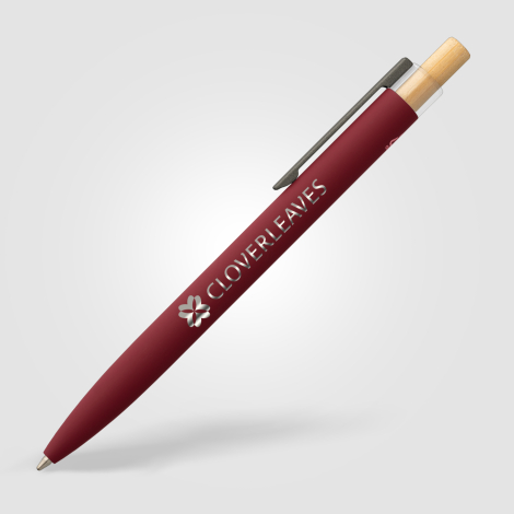 Stylo bille bordeaux en diagonale sur fond gris clair, clip métallique foncé et haut en bois clair, marquage visible sur le corp