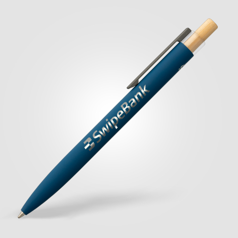 Gros plan sur la partie supérieure d’un stylo bleu marine, bouton poussoir bois clair et corps lisse, marquage visible sur le co