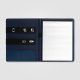 Porte-documents ouvert avec bloc-notes ligné inclus, intérieur bleu marine.