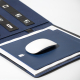 Porte-documents ouvert avec souris posée sur le tapis de souris bleu marine.