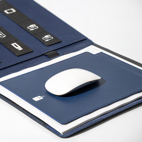 Porte-documents ouvert avec souris posée sur le tapis de souris bleu marine.