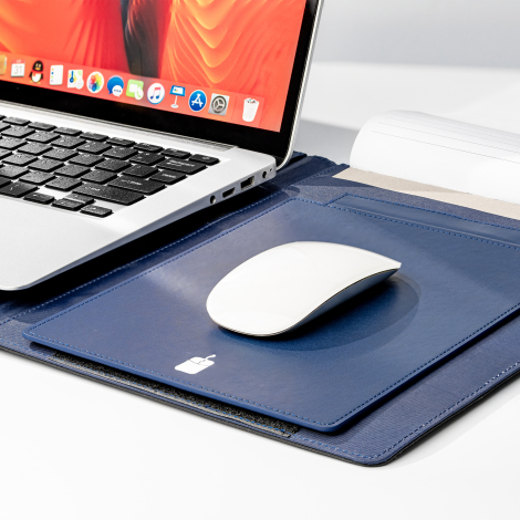 Porte-documents ouvert avec souris sur le tapis et ordinateur visible sur le côté.