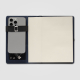 Porte-document ouvert, intérieur bleu marine avec bloc-notes visible et smartphone inséré sur le côté. Porte-document ouvert, intérieur bleu marine avec bloc-notes visible et smartphone inséré sur le côté.