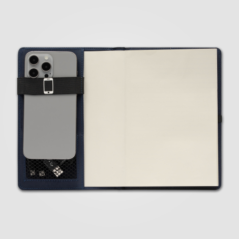 Porte-document ouvert, intérieur bleu marine avec bloc-notes visible et smartphone inséré sur le côté. Porte-document ouvert, intérieur bleu marine avec bloc-notes visible et smartphone inséré sur le côté.