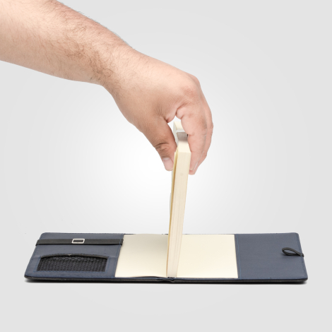 Porte-document ouvert tenu en main, personnalisable, avec le carnet fermé en hauteur. Porte-document ouvert tenu en main, personnalisable, avec le carnet fermé en hauteur.