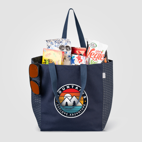 Sac bleu marine avec marquage visible sur la face avant, rempli de produits illustrant sa contenance.