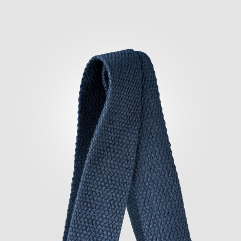 Zoom sur l’anse du sac bleu marine.