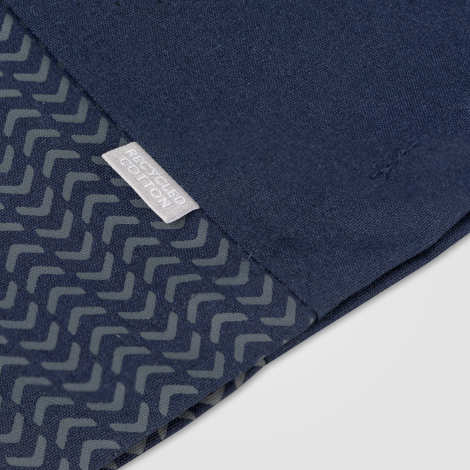 Zoom sur l’étiquette en coton recyclé cousue sur le sac.