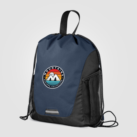 Sac bleu marine vu de côté présentant la poche en filet, marquage visible sur la face avant. Sac bleu marine vu de côté présentant la poche en filet, marquage visible sur la face avant.