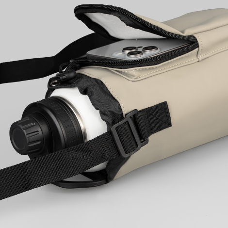 Porte-bouteille beige couché sur le côté avec une gourde à l’intérieur, marquage visible.