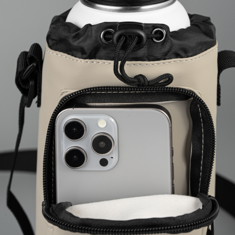 Gros plan sur la poche zippée contenant un téléphone.