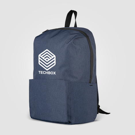 Sac à dos bleu marine photographié de biais avec marquage blanc visible. Sac à dos bleu marine photographié de biais avec marquage blanc visible.