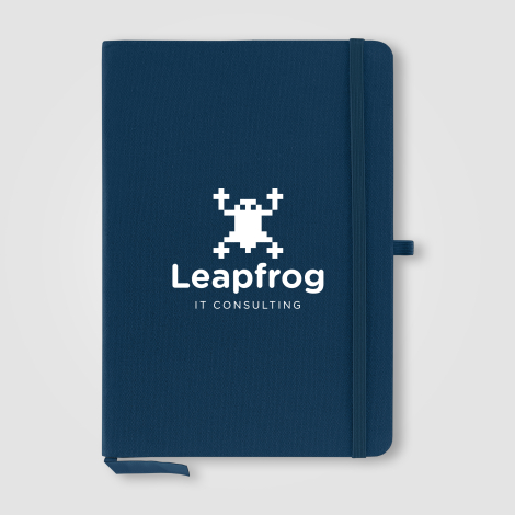 Carnet bleu en coton recyclé publicitaire vu de face avec marquage blanc visible. Carnet bleu en coton recyclé publicitaire vu de face avec marquage blanc visible.