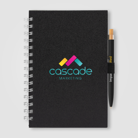 Carnet spirale A5 noir vu de face avec marquage visible. Carnet spirale A5 noir vu de face avec marquage visible.