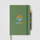 Carnet A5 vert forêt vu de face avec marquage visible. Carnet A5 vert forêt vu de face avec marquage visible.
