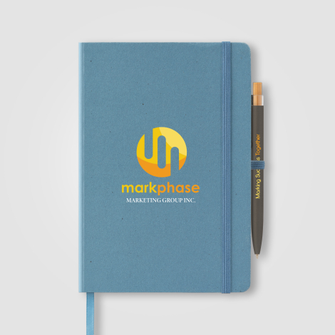 Carnet A5 bleu vu de face avec marquage visible. Carnet A5 bleu vu de face avec marquage visible.