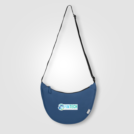 Sac bandoulière bleu marine vu de face avec marquage quadri visible. Sac bandoulière bleu marine vu de face avec marquage quadri visible.