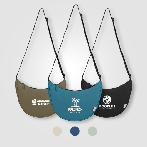 Trois sacs bandoulière alignés avec marquage blanc visible sur la face avant. Trois sacs bandoulière alignés avec marquage blanc visible sur la face avant.