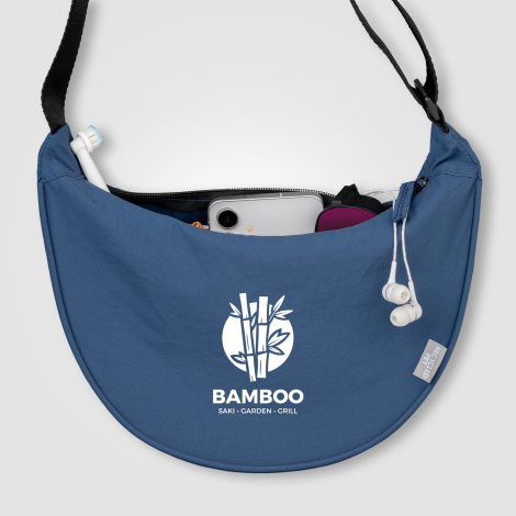 Sac bandoulière bleu ouvert vu de dessus avec marquage blanc visible. Sac bandoulière bleu ouvert vu de dessus avec marquage blanc visible.