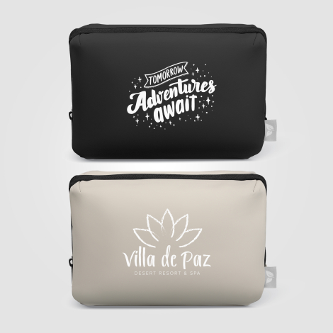 Deux trousses présentées avec marquage blanc en sérigraphie visible sur la face avant. Deux trousses présentées avec marquage blanc en sérigraphie visible sur la face avant.