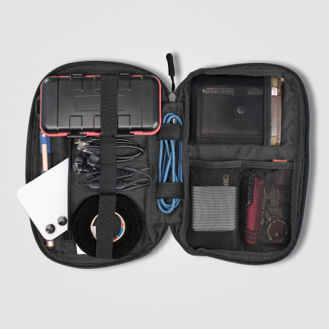 Vue intérieure de la trousse montrant les rangements multiples. Vue intérieure de la trousse montrant les rangements multiples.