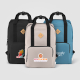 Trois sacs à dos rPET de différents coloris avec marquage quadri visible sur la poche avant. Trois sacs à dos rPET de différents coloris avec marquage quadri visible sur la poche avant.