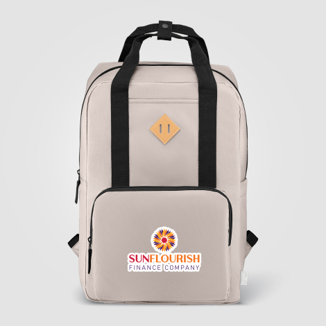 Sac à dos beige vu de face avec marquage quadri visible sur la poche avant. Sac à dos beige vu de face avec marquage quadri visible sur la poche avant.