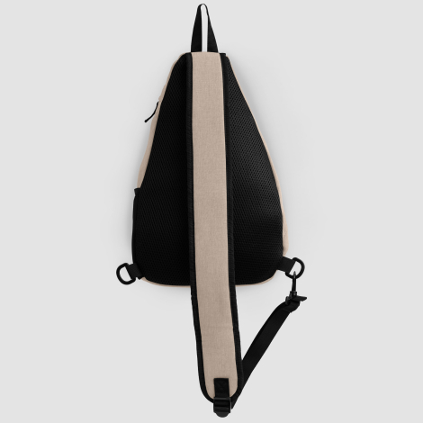 Vue de dos du sac beige montrant la bandoulière réglable. Vue de dos du sac beige montrant la bandoulière réglable.