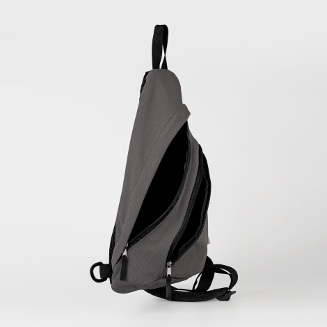 Sac bandoulière chiné vu de profil avec poches ouvertes sur le côté. Sac bandoulière chiné vu de profil avec poches ouvertes sur le côté.