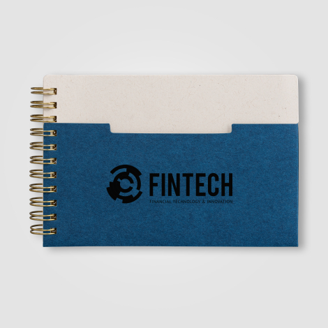 Carnet bleu A6 vu de face avec marquage visible.