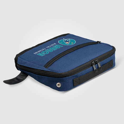 Trousse bleue couchée, montrant son épaisseur et marquage visible Trousse bleue couchée, montrant son épaisseur et marquage visible