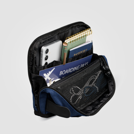 Trousse bleue ouverte laissant voir les rangements intérieurs Trousse bleue ouverte laissant voir les rangements intérieurs