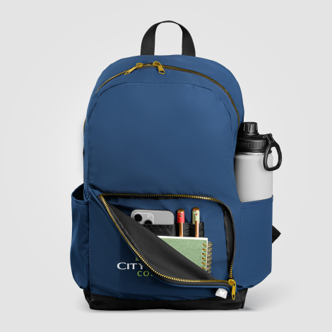 Sac à dos bleu avec poche avant ouverte et bouteille dans la poche latérale Sac à dos bleu avec poche avant ouverte et bouteille dans la poche latérale